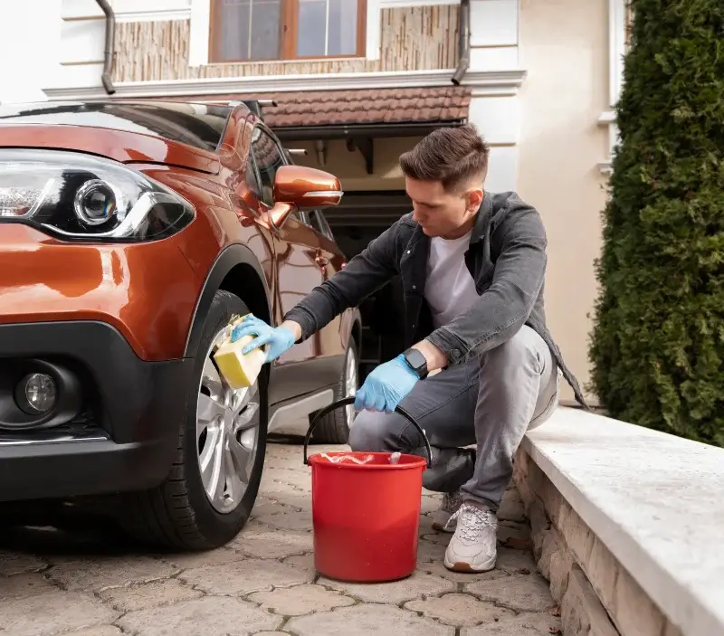 Lavage auto à domicile Lacroix-sur-Meuse : professionnel intervenant sur un véhicule